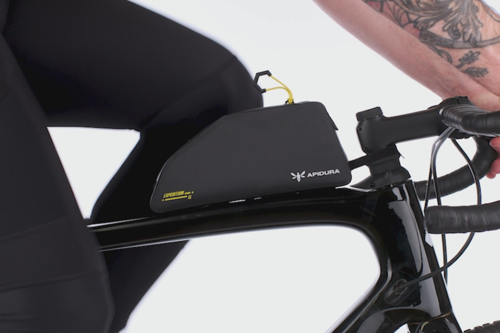 Sacoche cadre superieur Apidura 1L avec acces rapide aux essentiels velo