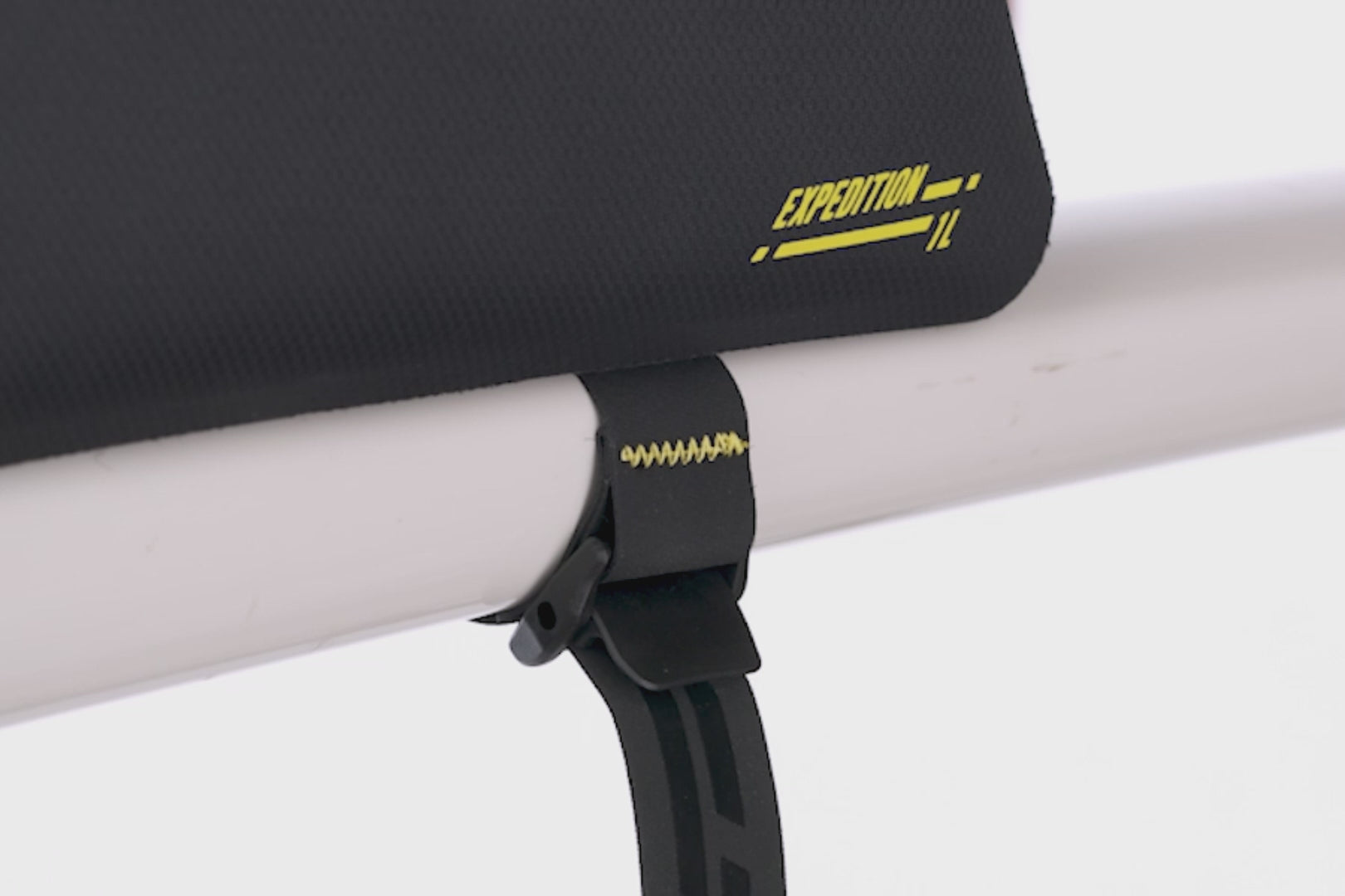 Sacoche tube superieur etanche pour acces rapide aux accessoires velo
