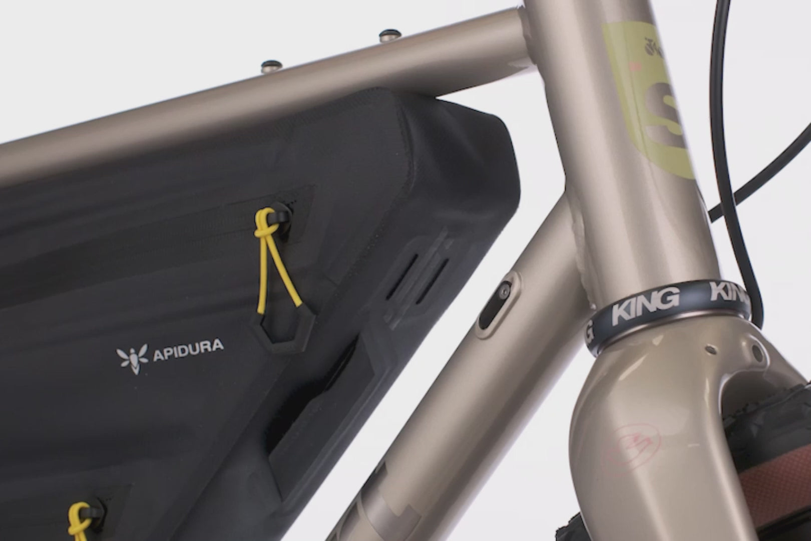 Sacoche de cadre intégrale Apidura Expedition remplissant tout l’espace du cadre pour bikepacking longue distance