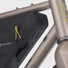 Sacoche de cadre intégrale Apidura Expedition remplissant tout l’espace du cadre pour bikepacking longue distance