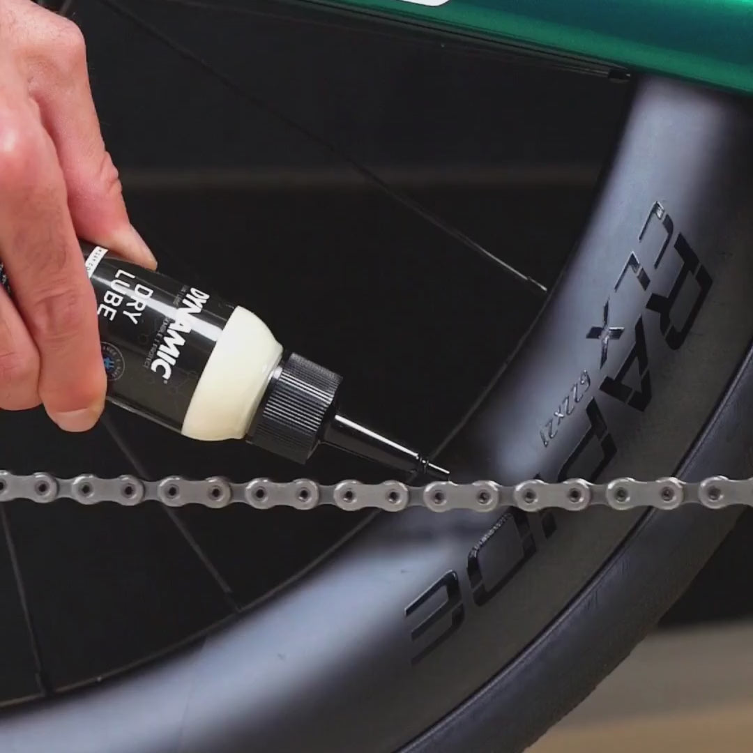 Dégraissant Dynamic Dry Lube Premium appliqué sur une chaine vélo