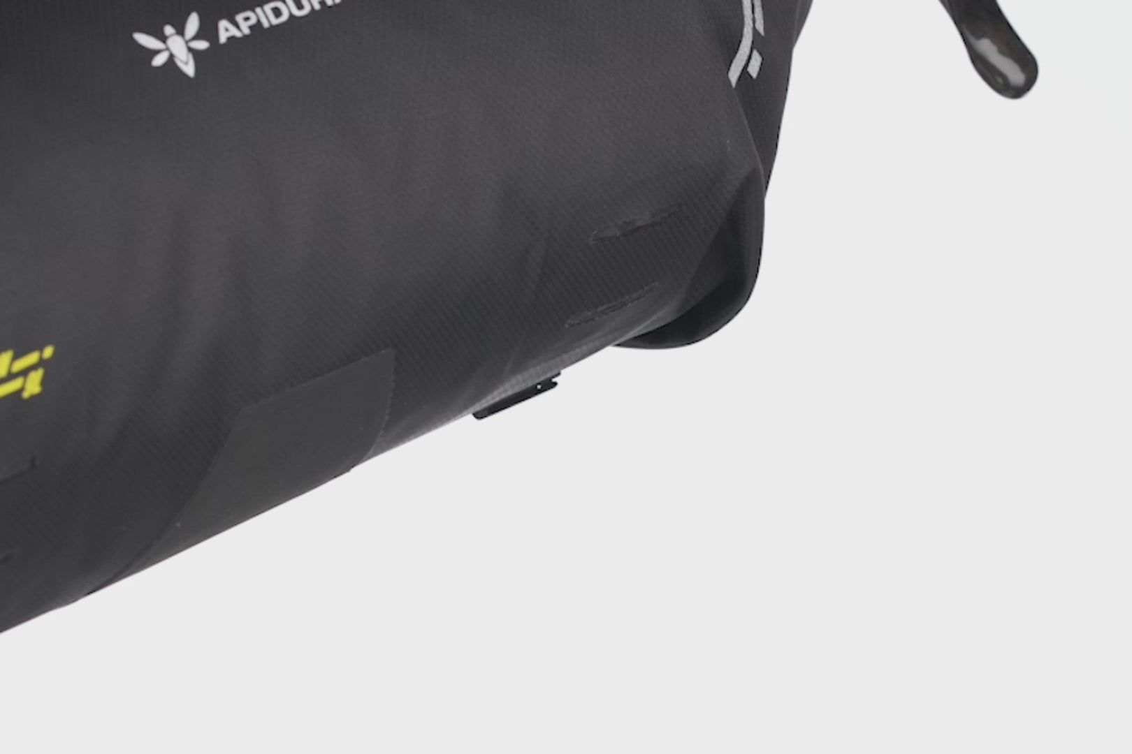 Fixation de la sacoche Apidura Front Accessory Pack pour optimiser la capacité de chargement avant sur le vélo