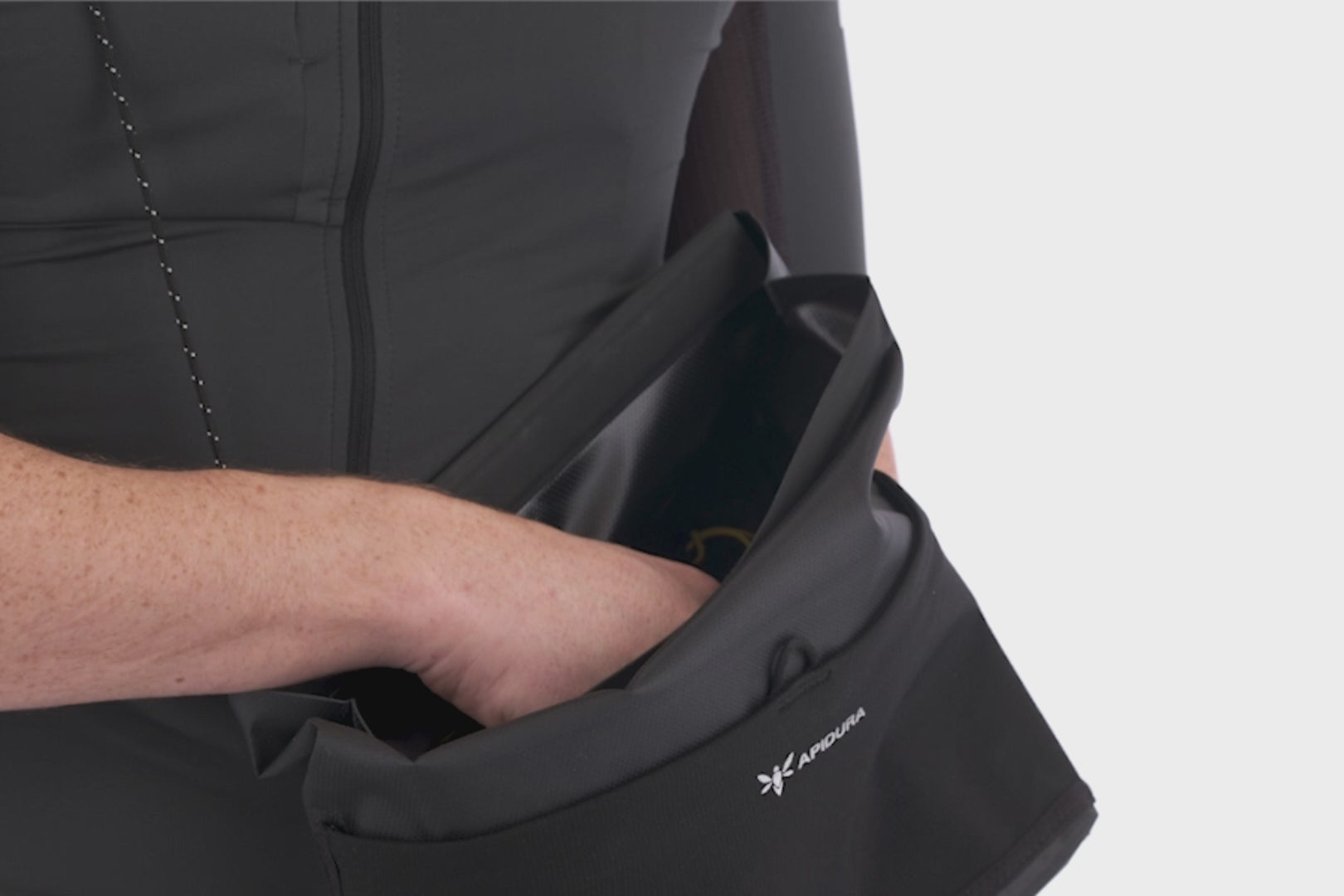 Apidura Expedition Front Accessory Pack ajoutant un espace de rangement supplémentaire pour le bikepacking