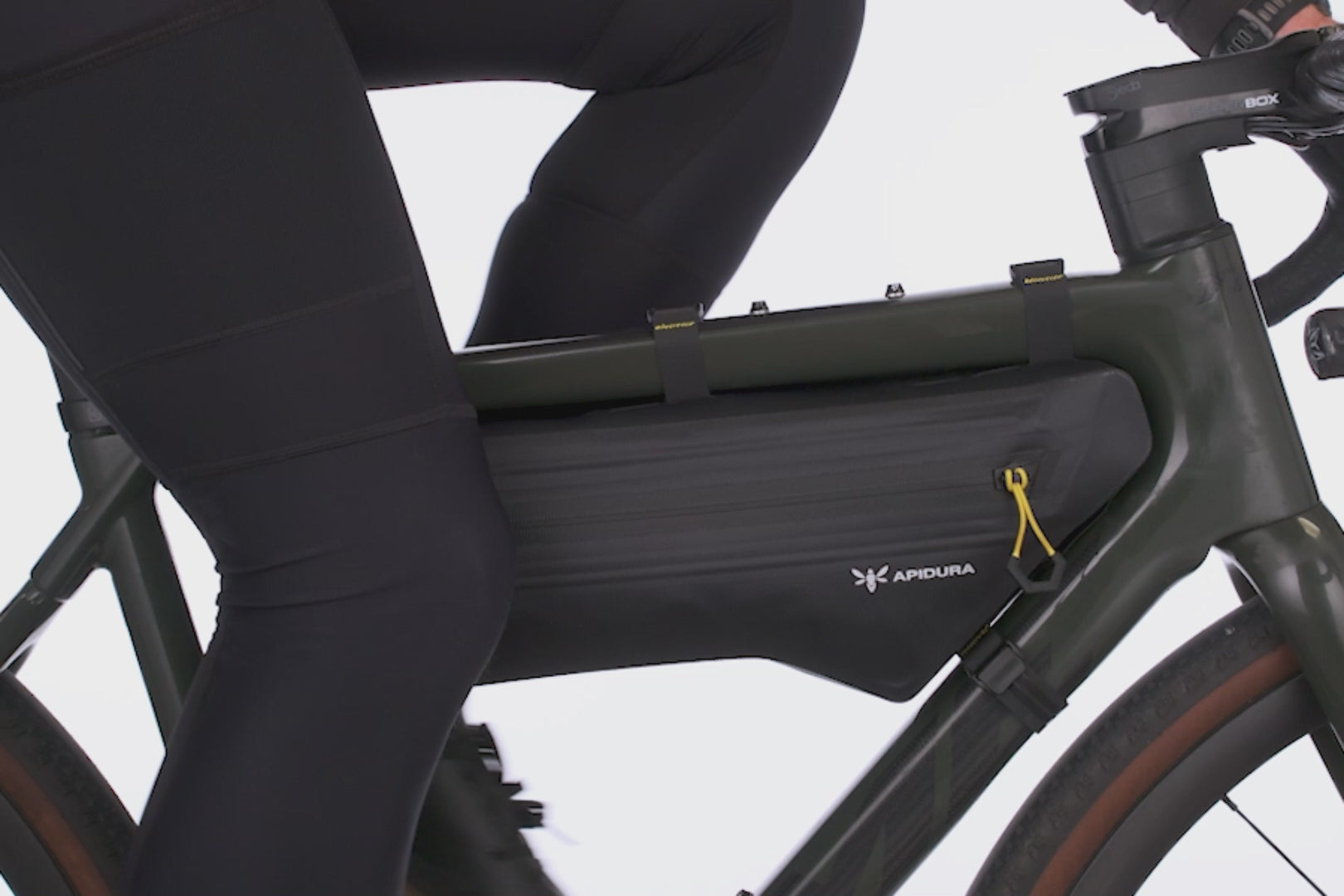 Installation sacoche de cadre sur vélo avec fixation stable et compacte