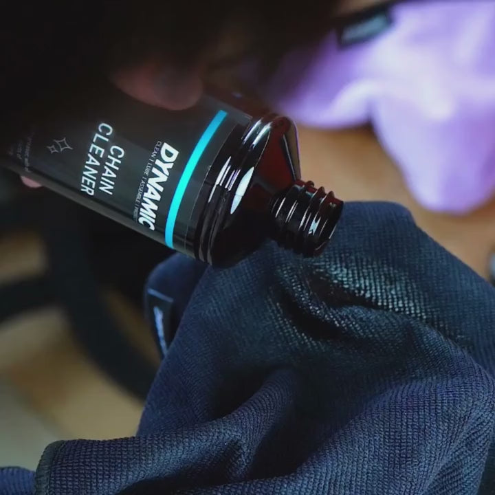 Application du nettoyant chain Dynamic sur un chiffon.