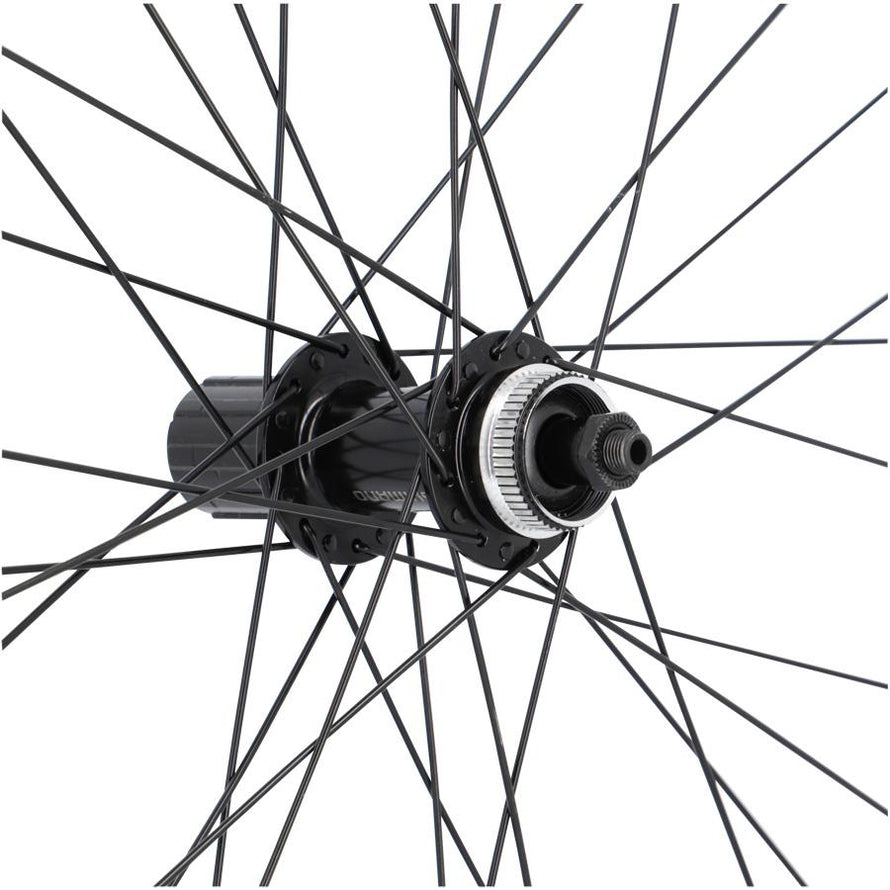 Rayons en acier croises par 3 sur la roue Gravel 700 Mach1 Pulse 19, offrant rigidite et controle.
