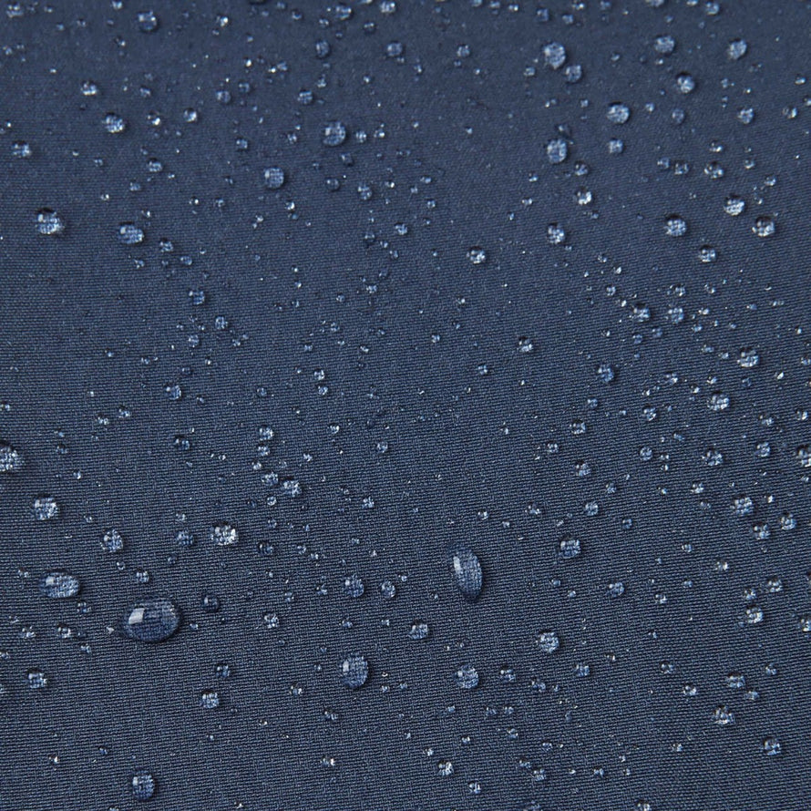 Détail de l'imperméabilité de la combinaison softshell enfant Reima Mjosa bleu marine