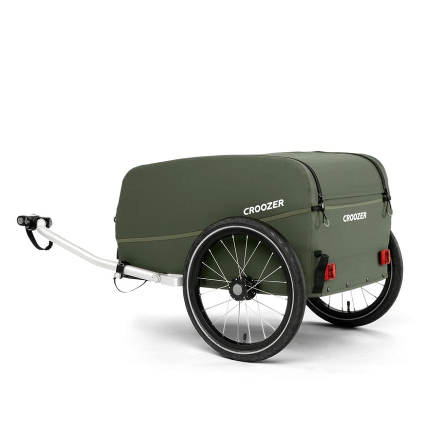 Remorque vélo cargo Croozer Kalle verte avec coffre rigide, idéale pour transporter courses et matériel en ville.