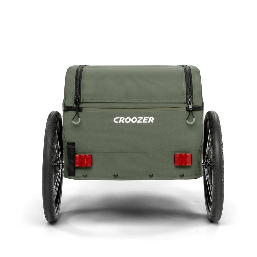 Vue arrière de la remorque vélo Croozer Kalle avec feux réfléchissants et coffre spacieux.