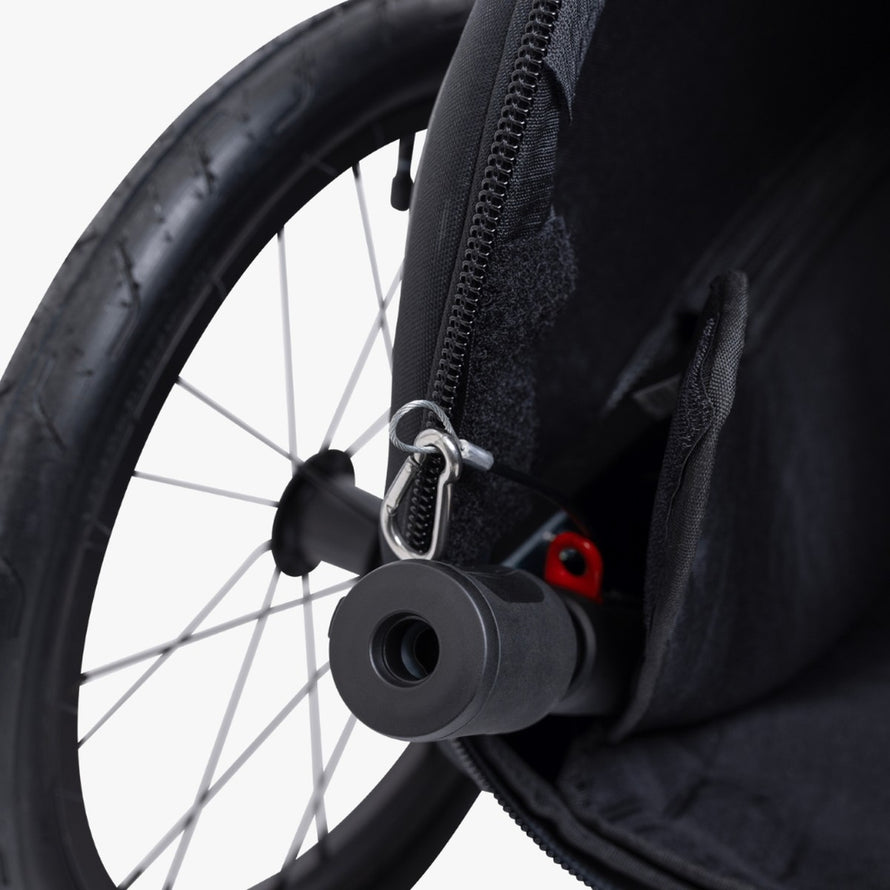 Roue robuste de la remorque vélo pour chien Hamax Milou S assurant stabilité et confort lors des balades