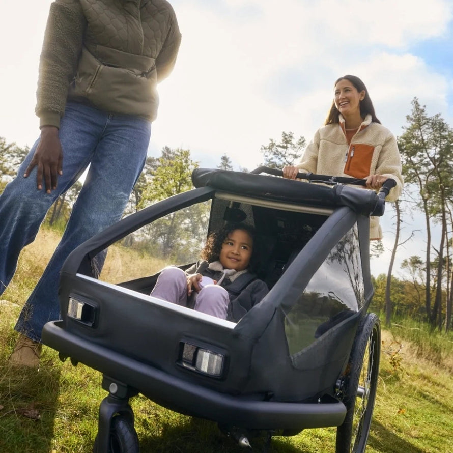 Remorque velo modulaire Yuuna Croozer 3 en 1 avec enfant en balade en plein air en famille