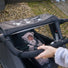 Remorque vélo modulaire Yuuna Croozer avec bébé confortablement installé en extérieur
