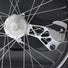 Gros plan sur la roue et le système de fixation de la remorque vélo modulaire Yuuna Croozer 3 en 1