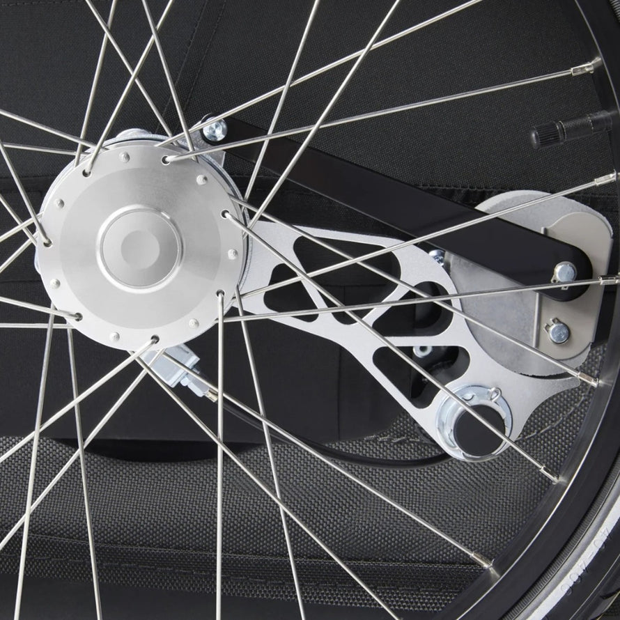 Gros plan sur la roue et le système de fixation de la remorque vélo modulaire Yuuna Croozer 3 en 1