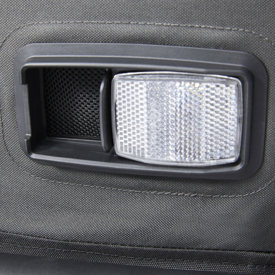 Reflecteur de securite detaille sur la remorque velo modulaire Yuuna Croozer 3 en 1 pour une meilleure visibilite