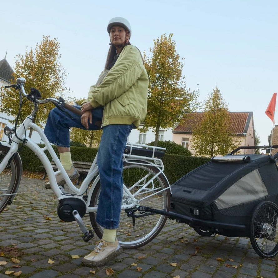 Remorque vélo modulaire Yuuna Croozer attachée à un vélo électrique pour transport polyvalent sécurisé
