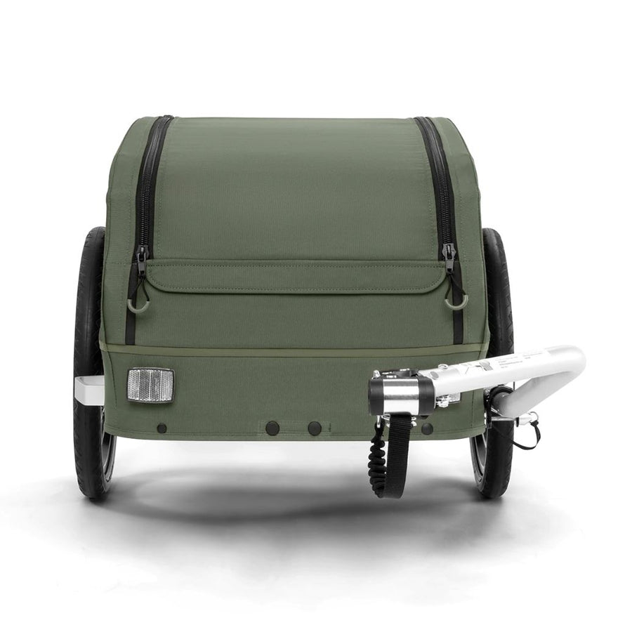 Vue avant de la remorque à marchandises Croozer Kalle avec zip d’ouverture et attache sécurisée.