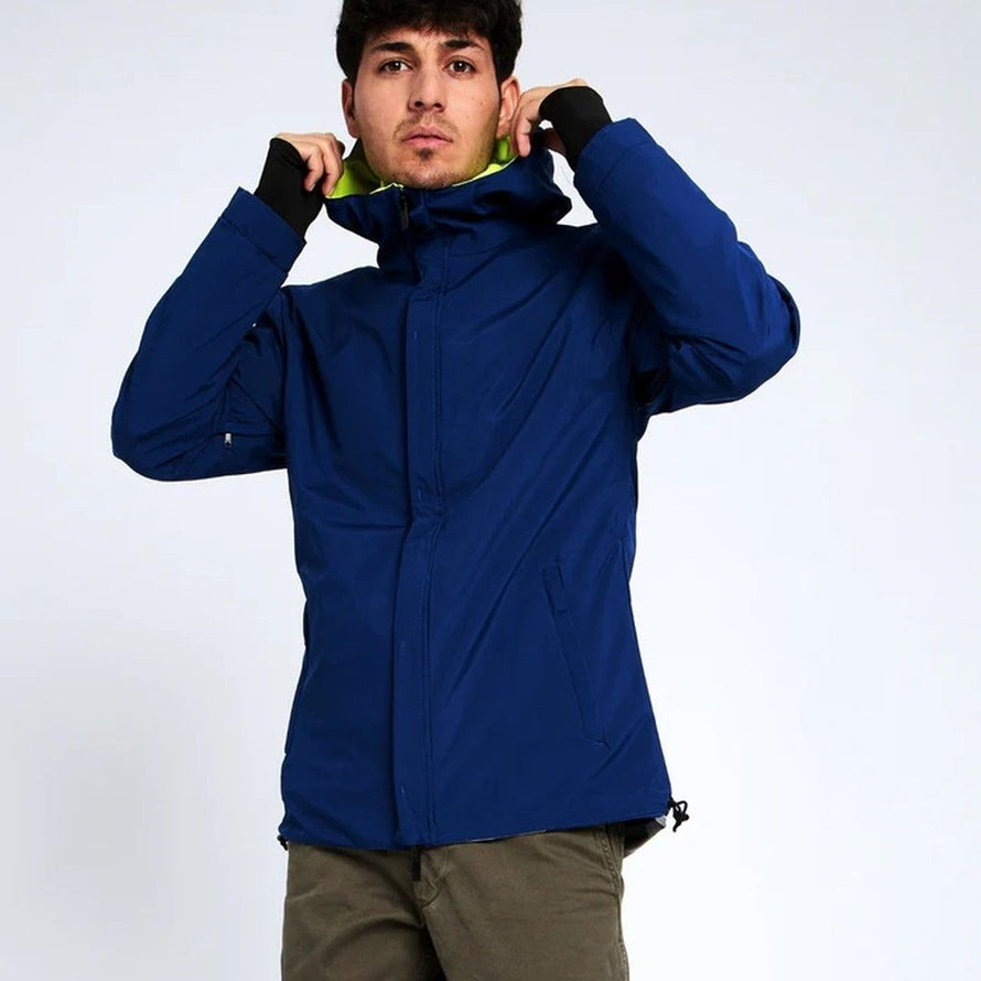 Veste Urban Circus Repop bleu et jaune portée en mode classique, idéale pour le vélotaf par temps froid.