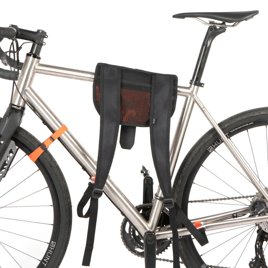 Harnais de transport vélo Restrap Hike A Bike Harness fixé sur cadre pour un port confortable et sécurisé