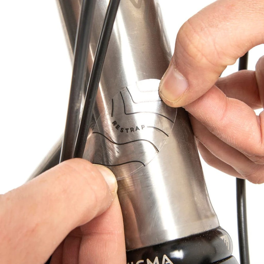 Pose précise du kit de protection cadre vélo Restrap modèle E250579 pour éviter rayures et impacts sur le cadre