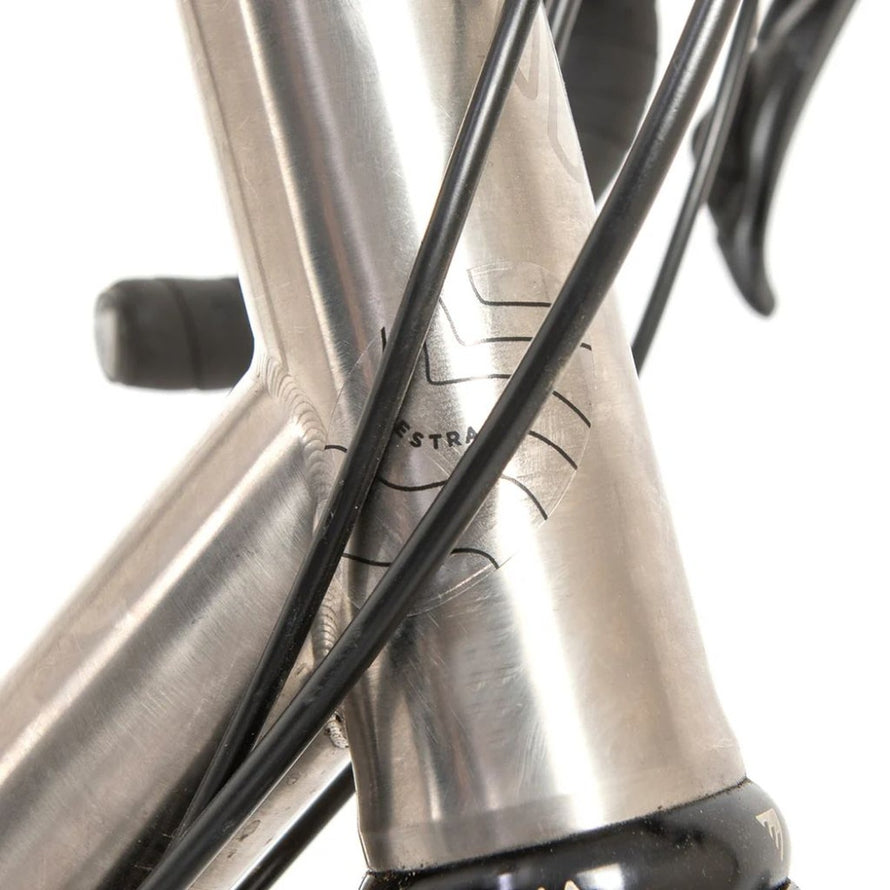 Detail du kit de protection de cadre vélo Restrap modele E250579 pour proteger contre rayures et impacts