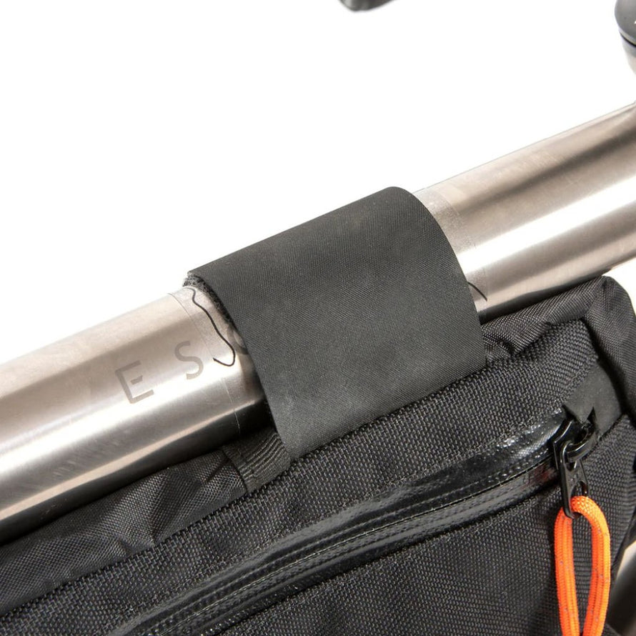 Fixation sécurisée du kit protection cadre vélo Restrap modèle E250579 pour éviter les rayures et impacts