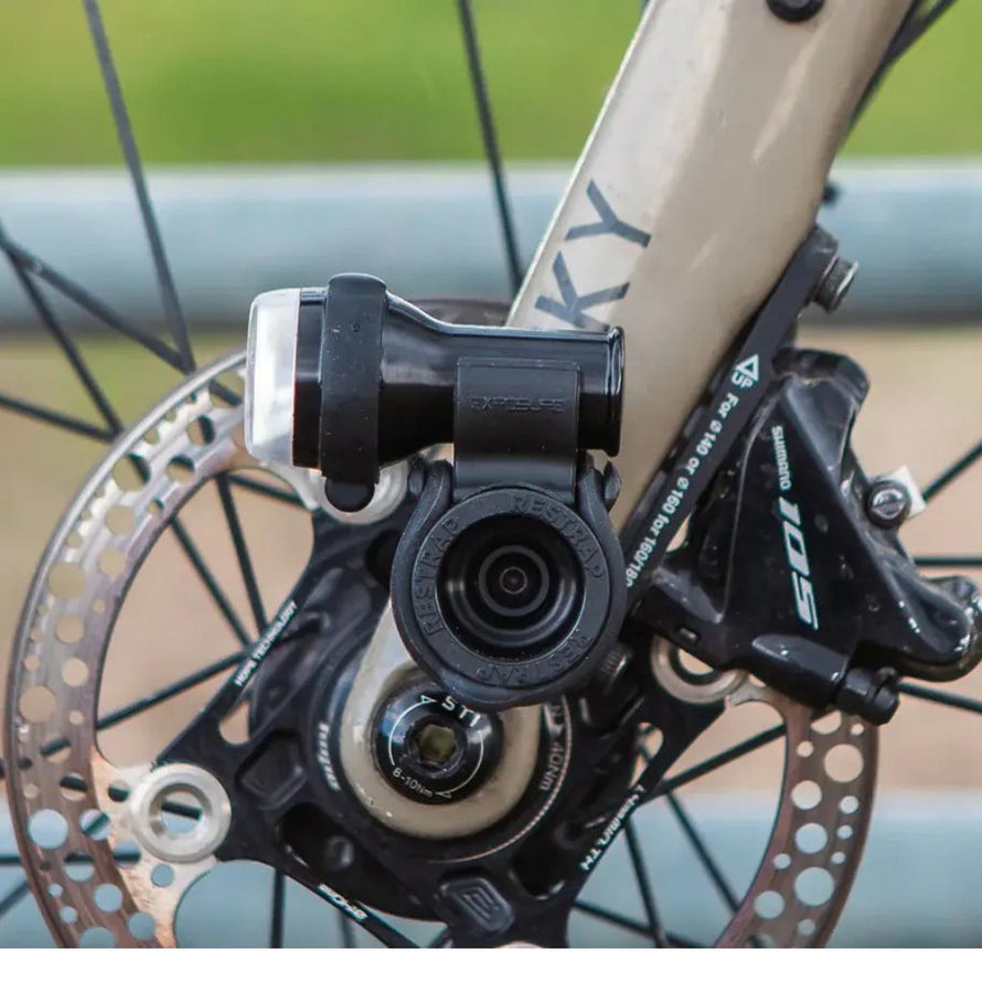 vue du restrap light mount sur une fourche de vélo gravel