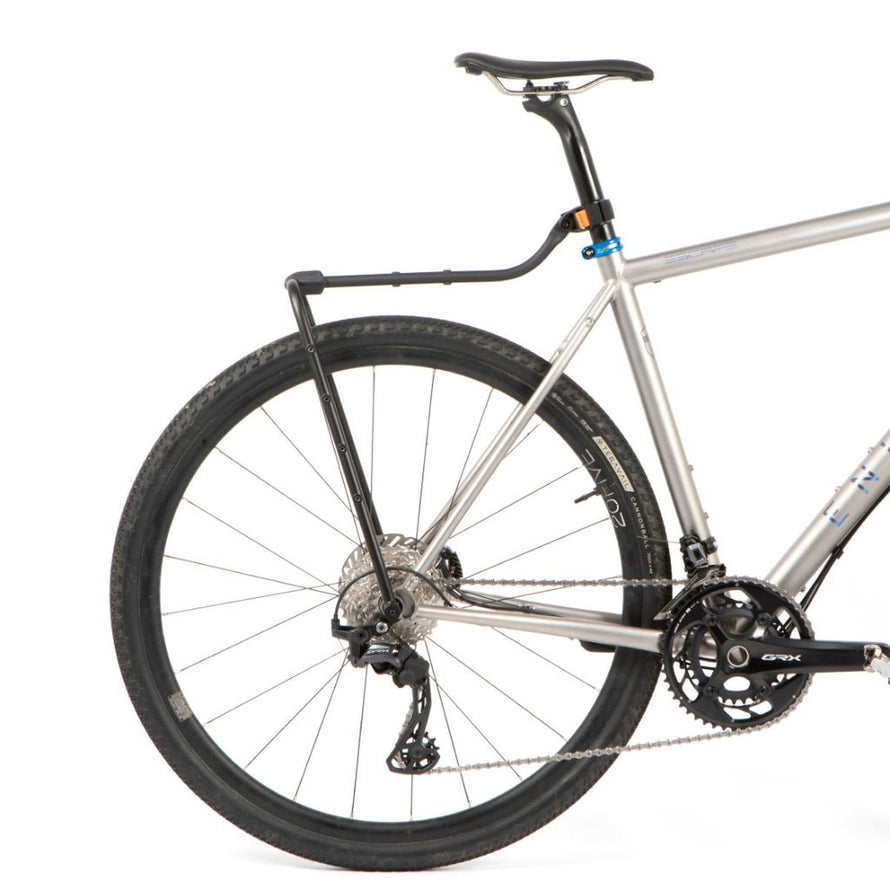 Porte-bagages Restrap Switch Rack noir monté sur vélo pour transport bagages robuste et léger