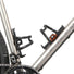 Porte bidon reversible Restrap monte sur cadre velo pour maintien securise et acces facile a la gourde