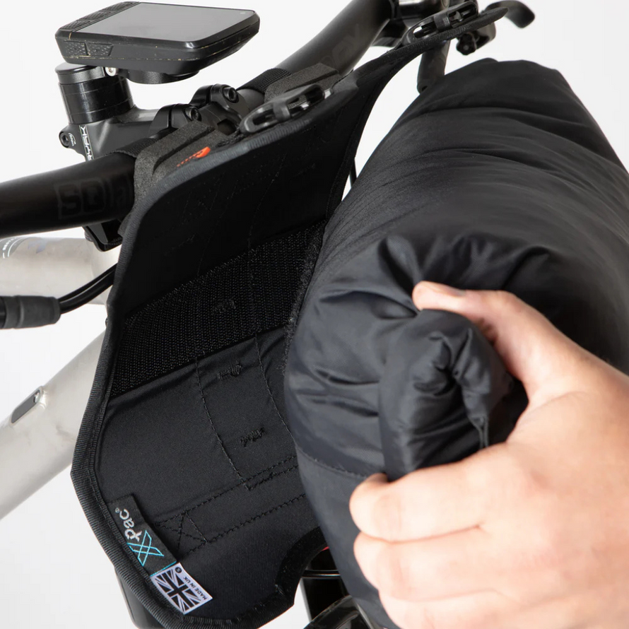 Patch GripTight assurant la stabilité de la sacoche Restrap Race même sur terrain accidenté