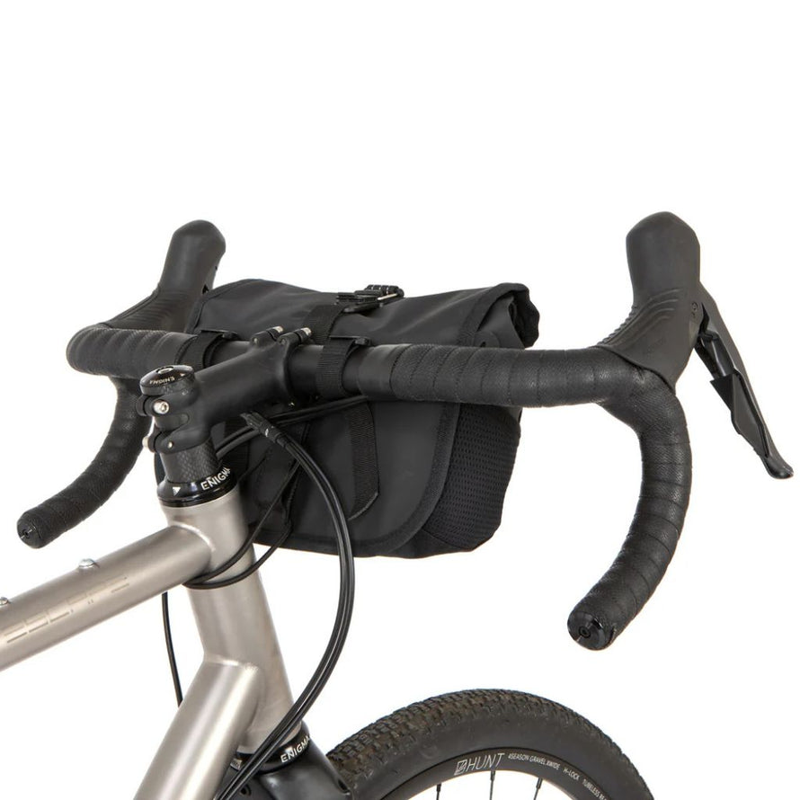 Sacoche guidon 4L Restrap Rolltop Canister en situation de bikepacking vu de côté.