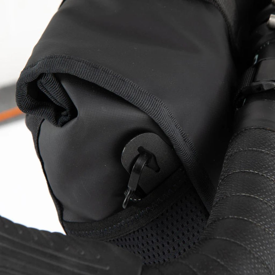 Poche latérale en mesh de la sacoche guidon Canister, idéale pour barres énergétiques.