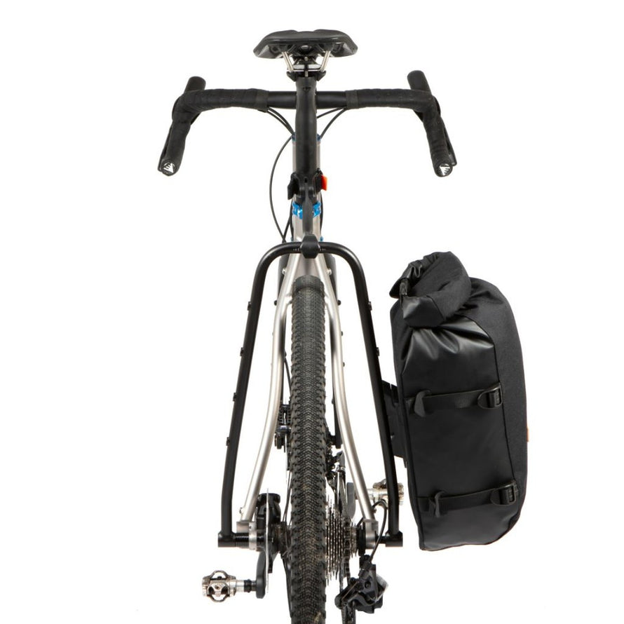 Sacoche arriere Restrap Switch Pannier noire ideale pour cyclotourisme et bikepacking etanche et pratique