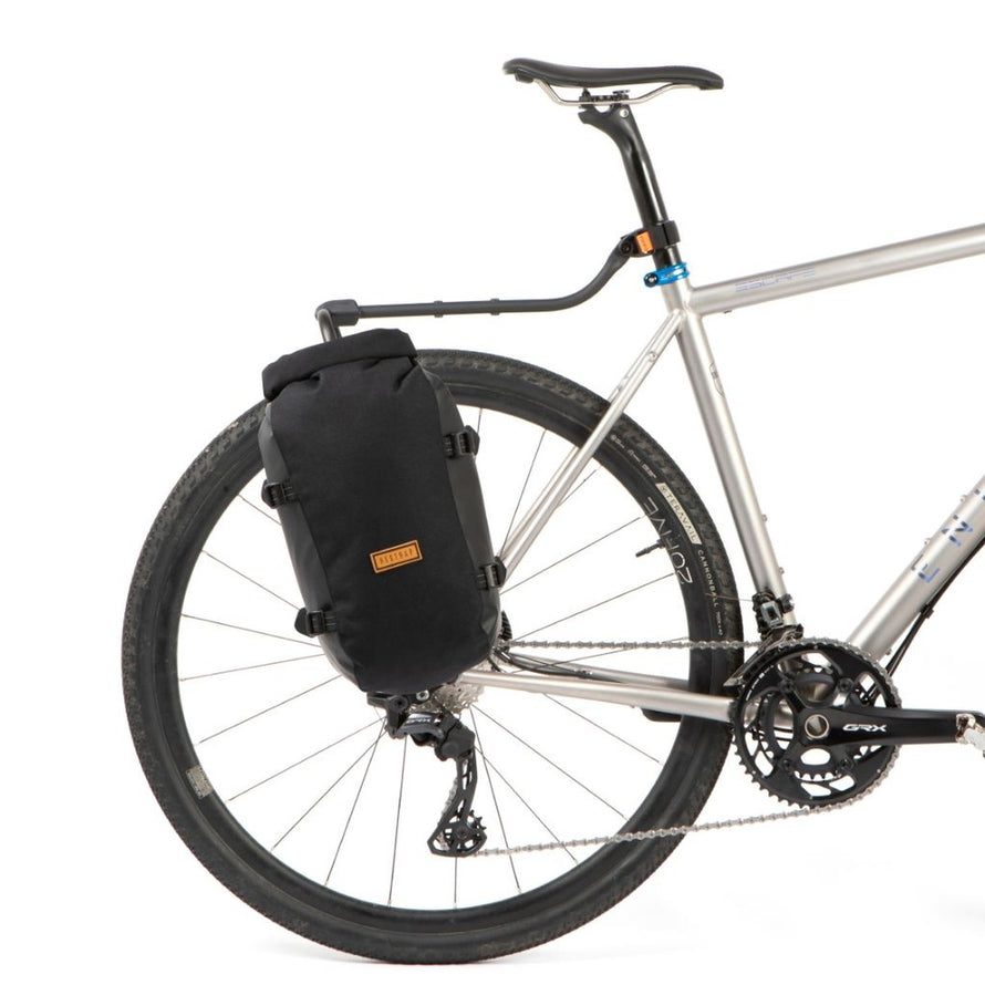 Sacoche arriere compacte Restrap Switch Pannier noire pour velo, ideale pour bikepacking et cyclotourisme