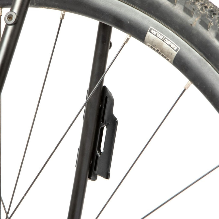 Fixation rapide de la sacoche arriere Restrap Switch Pannier noire pour velo bikepacking et cyclotourisme