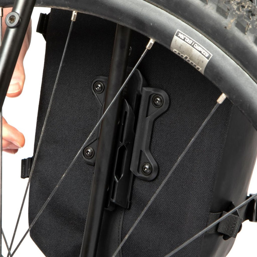 Sacoche arriere Restrap Switch Pannier noire avec fixation rapide et solide pour velo de bikepacking et cyclotourisme