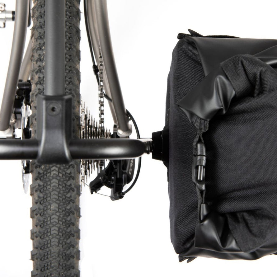 Sacoche arriere Restrap Switch Pannier noire avec fixation velcro pratique pour velo bikepacking et cyclotourisme