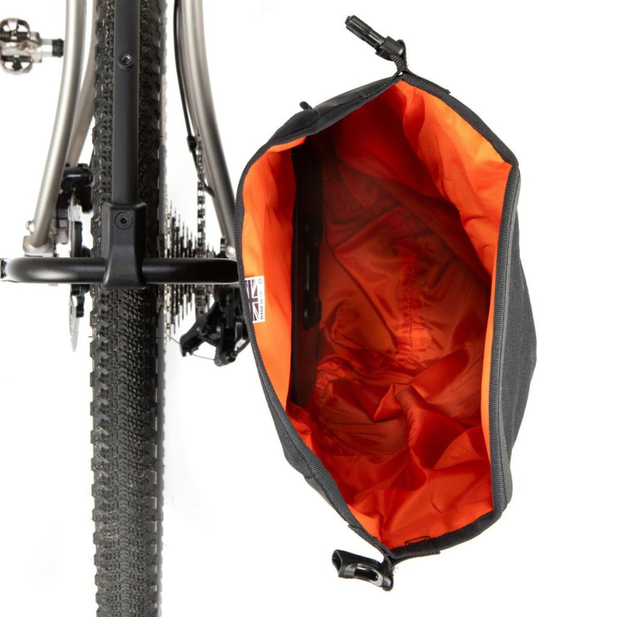 Sacoche arriere Restrap Switch Pannier noire avec interieur orange pour velo bikepacking et cyclotourisme