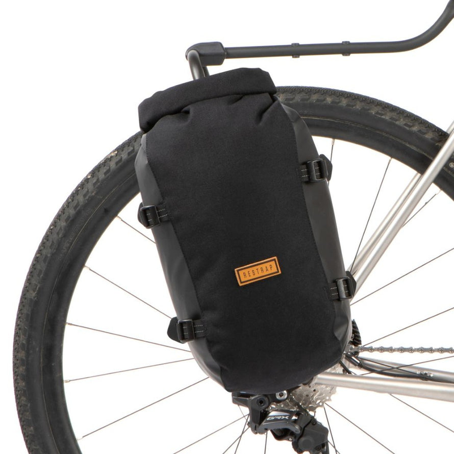Sacoche arriere Restrap Switch Pannier noire pour velo, etanche et robuste pour le bikepacking