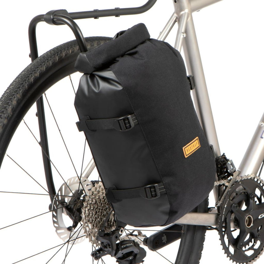 Sacoche arriere Restrap Switch Pannier noire robuste et imperméable pour cyclotourisme et bikepacking