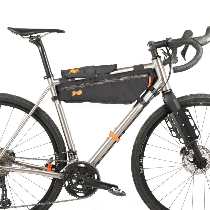 Sacoche cadre vélo Restrap Hike A Bike Harness pour un rangement pratique et sécurisé lors de vos sorties