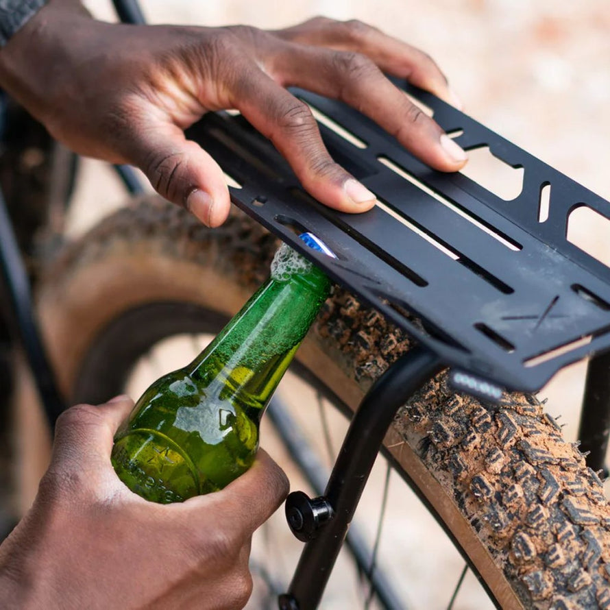 Porte-bagages vélo Restrap Switch Rack Cage avec décapsuleur intégré pour une utilisation pratique et robuste