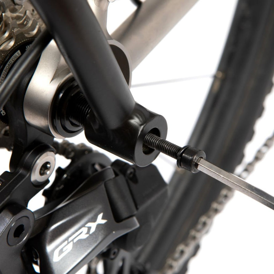 Installation du porte-bagages Restrap Switch Rack sur vélo tout-terrain, robuste et facile à monter