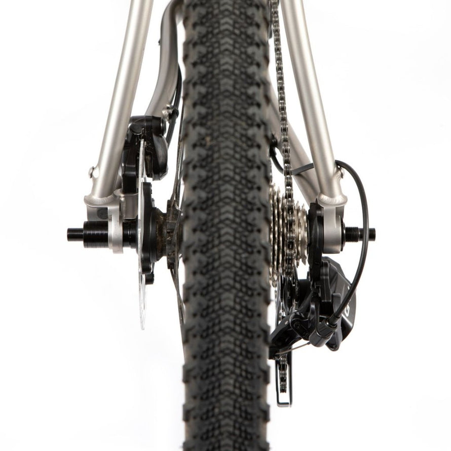 Vue arriere du porte-bagages Restrap Switch Rack sur velo tout-terrain robuste et leger
