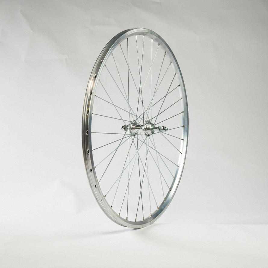 Vue latérale de la roue arrière 28 pouces argentée, centrée sur le moyeu et les rayons disposés en croisement.