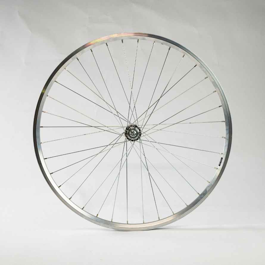 Roue arrière de vélo 28 pouces argentée, vue de profil complet, avec jante et rayons métalliques.