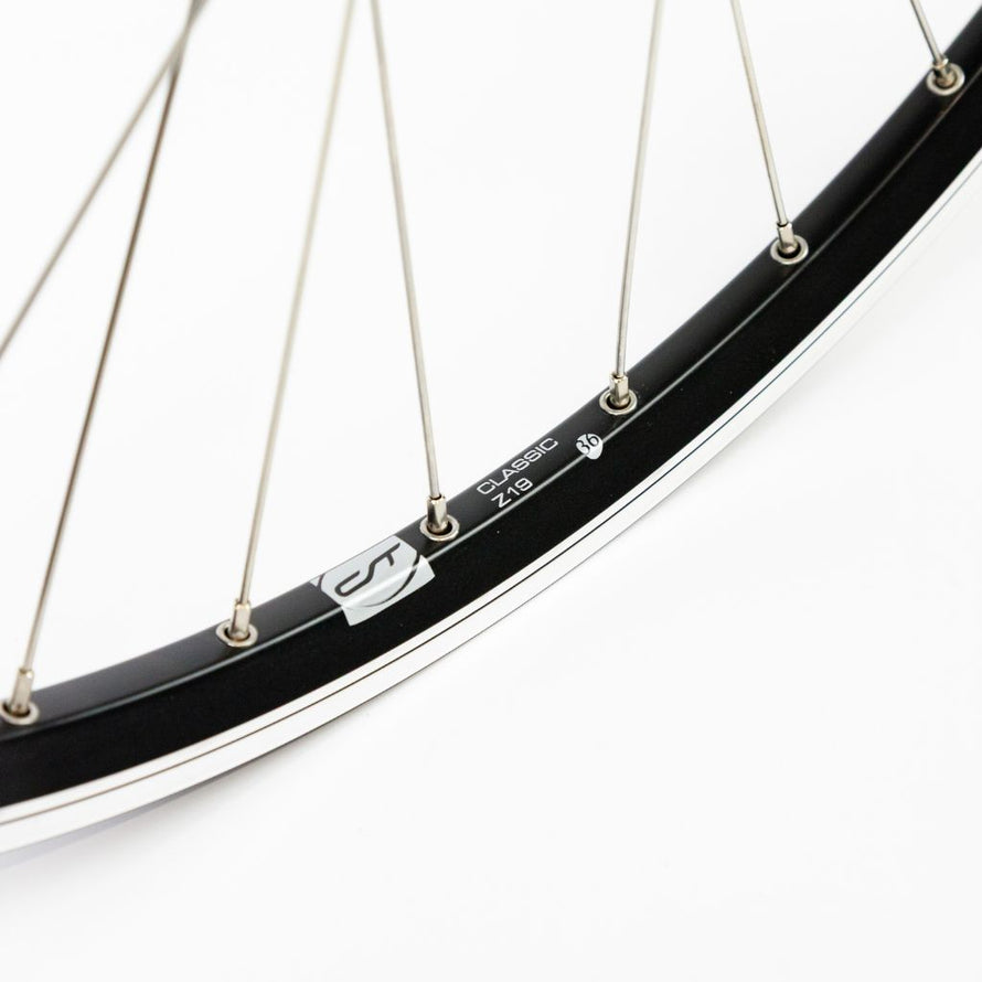 Détail de la jante avec étiquette EKTRO de la roue arrière 28 pouces Airline Rodi