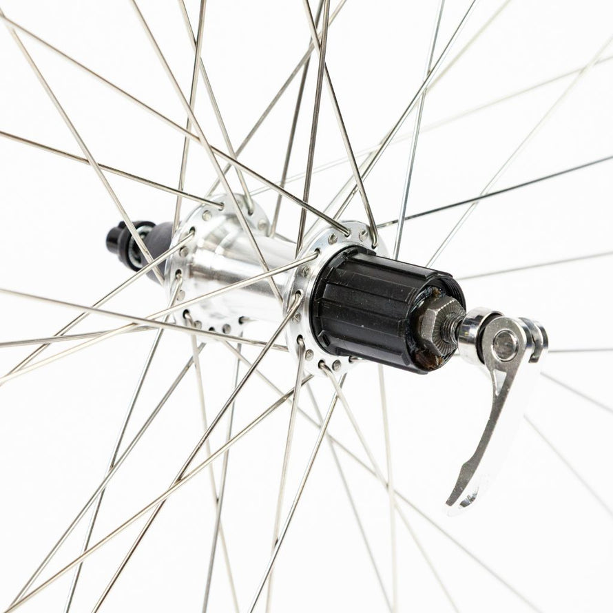 Détail du moyeu et de l’axe à serrage rapide de la roue arrière 28 pouces Airline Rodi