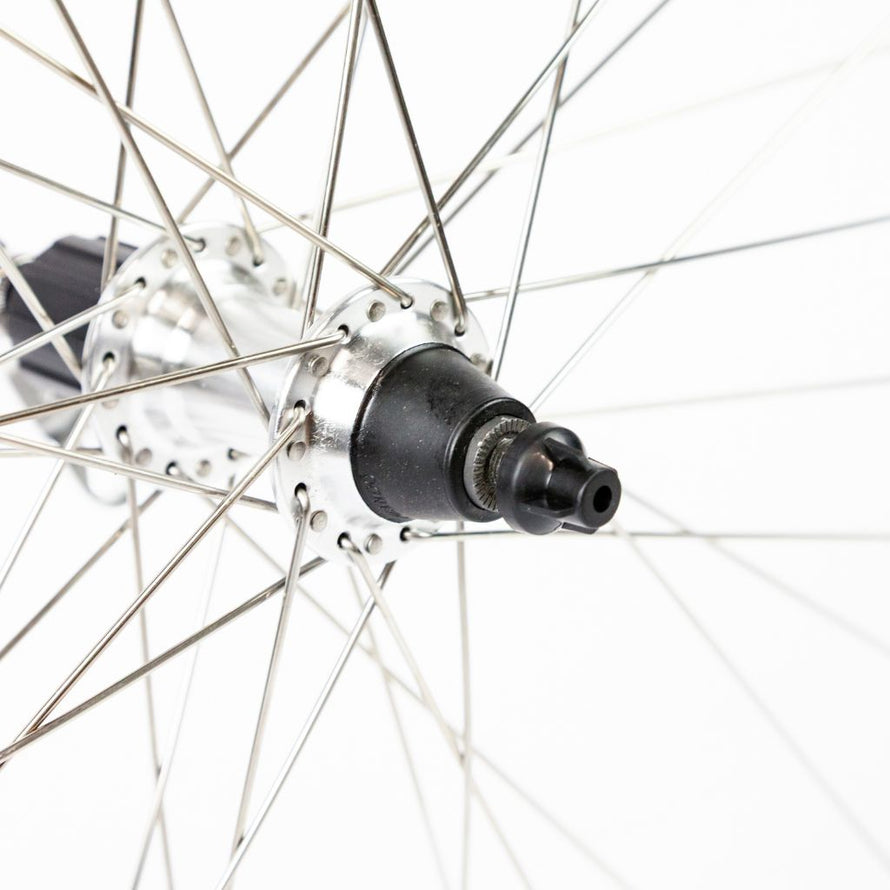 Détail du moyeu de la roue arrière 28 pouces à cassette noire Airline Rodi