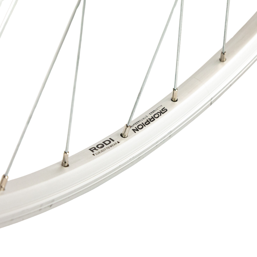 Roue arrière vélo 28 pouces avec jante aluminium 36 rayons et axe à écrous, moyeu fileté pour roue libre 1 à 7 vitesses, idéale pour VTC et vélo de ville.